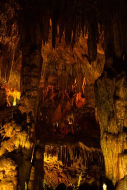 Damlatas yeraltı mağarası Alanya-Türkiye 'deki sarkıt ve dikitlerin güzel manzarası. Mağara evleri ve özelliklerin birleşimi.