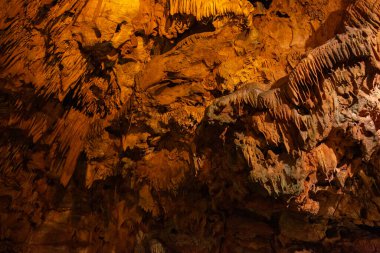 Damlatas yeraltı mağarası Alanya-Türkiye 'deki sarkıt ve dikitlerin güzel manzarası. Mağara evleri ve özelliklerin birleşimi.