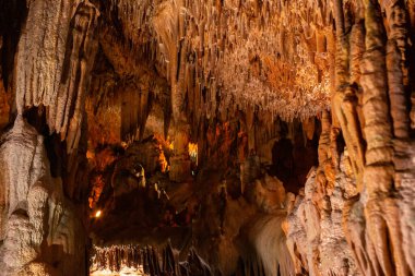 Damlatas yeraltı mağarası Alanya-Türkiye 'deki sarkıt ve dikitlerin güzel manzarası. Mağara evleri ve özelliklerin birleşimi.