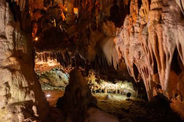Damlatas yeraltı mağarası Alanya-Türkiye 'deki sarkıt ve dikitlerin güzel manzarası. Mağara evleri ve özelliklerin birleşimi.