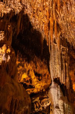 Damlatas yeraltı mağarası Alanya-Türkiye 'deki sarkıt ve dikitlerin güzel manzarası. Mağara evleri ve özelliklerin birleşimi.