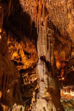 Damlatas yeraltı mağarası Alanya-Türkiye 'deki sarkıt ve dikitlerin güzel manzarası. Mağara evleri ve özelliklerin birleşimi.