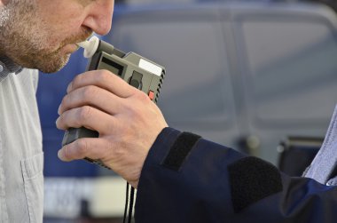 itidal bir polis tarafından incelenmesi