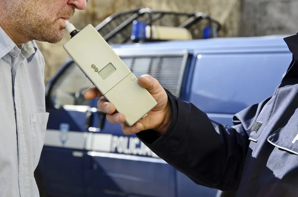 Prüfung der Nüchternheit durch einen Polizisten — Stockfoto