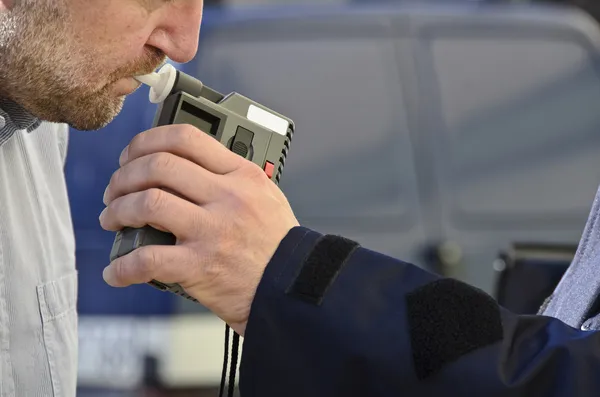 Prüfung der Nüchternheit durch einen Polizisten — Stockfoto