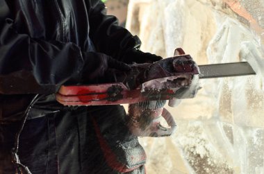 Akut testere ile kesme.