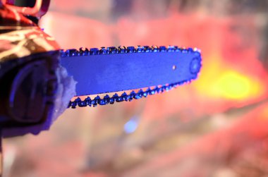 Akut testere ile kesme.