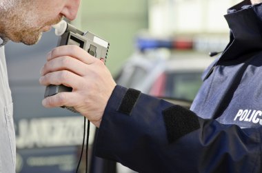 itidal bir polis tarafından incelenmesi
