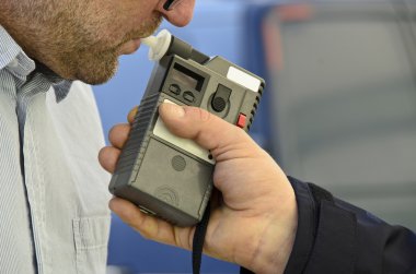 itidal bir polis tarafından incelenmesi