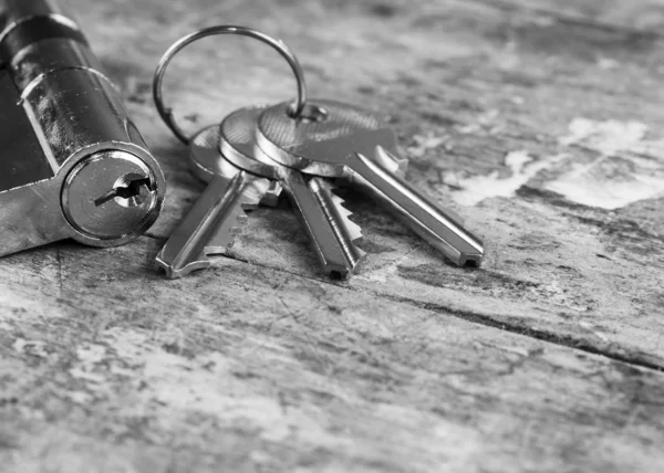 Key cylinder on the wooden table — Stock Photo, Image