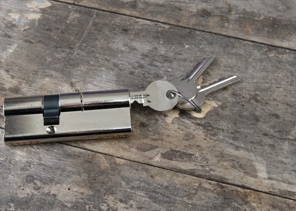 Schlüsselzylinder auf dem Holztisch — Stockfoto