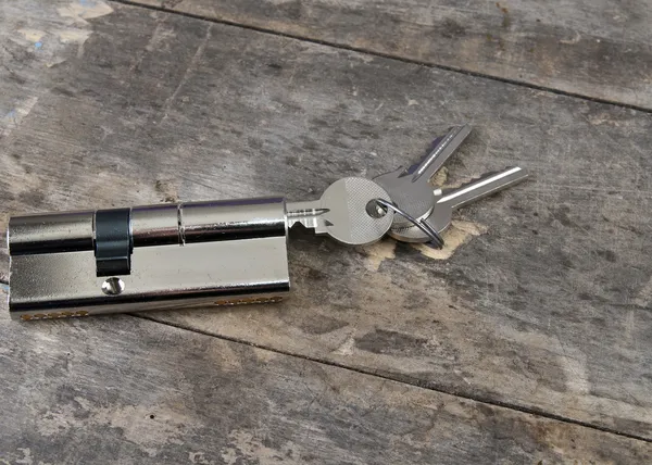 Key cylinder on the wooden table — Stock Photo, Image