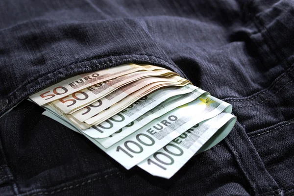 Гроші в кишенькових джинсах — стокове фото
