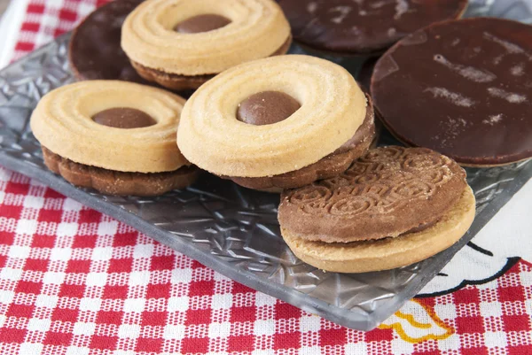 Galletas sándwich en la mesa de madera — Foto de Stock