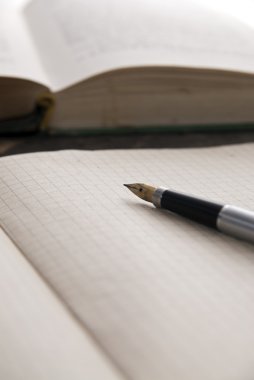 defter ve kitaplar masada fotoğrafı