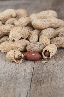 ahşap masa üzerinde taze kavrulmuş fıstık