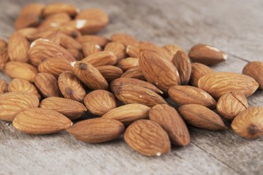 birkaç olgun fındık-badem ahşap yüzeyde vardır