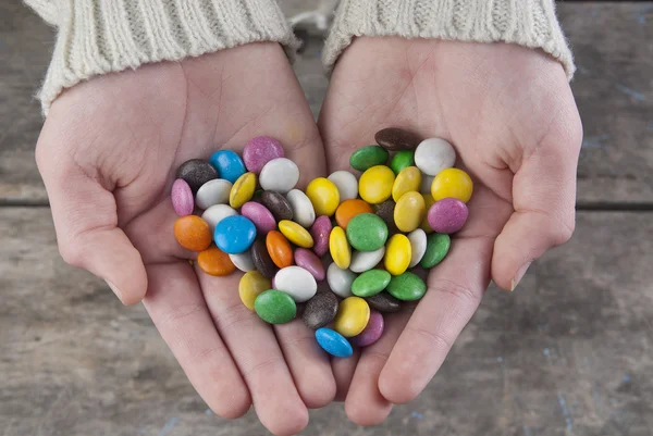 Hermoso caramelo en las palmas — Foto de Stock