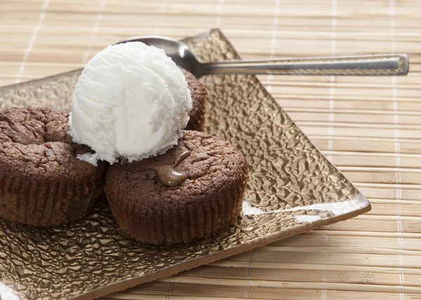 Chocolate souffle e sorvete de baunilha na mesa , — Fotografia de Stock
