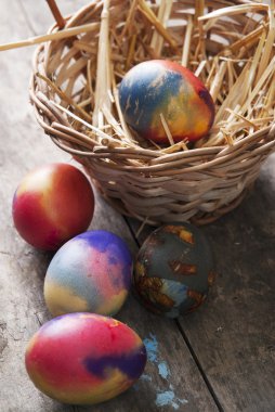 eski ahşap bir masa üzerinde Paskalya yumurtaları