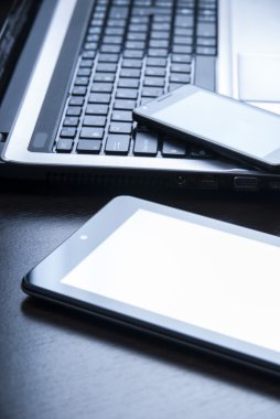 ahşap masa üzerinde elektronik cihazlar