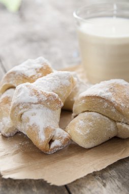 leite doce, rolos com açúcar num fundo de madeira