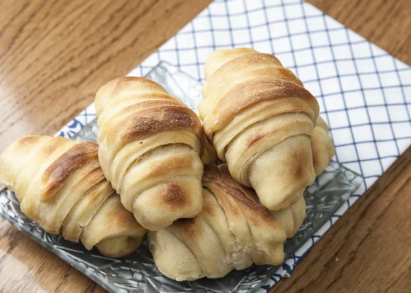 Croissants sur une surface en bois — Photo