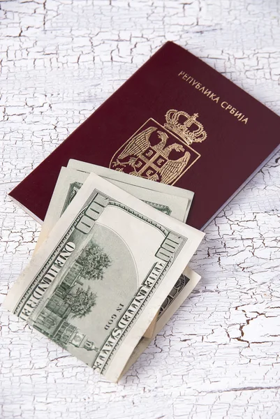 Serbski paszport i pieniądze na stole — Zdjęcie stockowe