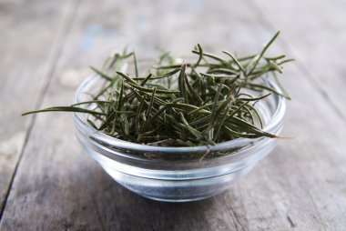 kurutulmuş biberiye, ot ve baharat tablo