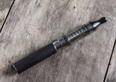 ahşap masa üzerinde elektronik sigara