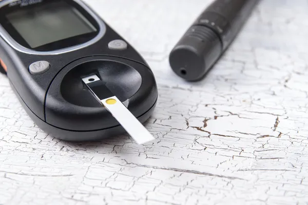 Device for measuring blood sugar on table — Stock Photo, Image