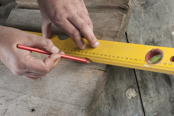 Carpenter working on the production of decorative detail — Stock Photo, Image