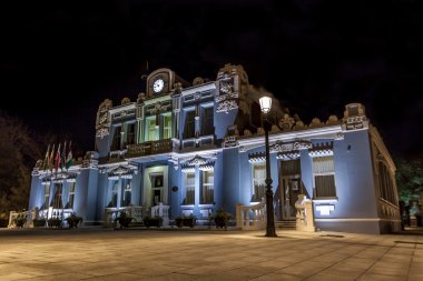 colindres ratusz. Kantabria (Hiszpania). wgląd nocy.