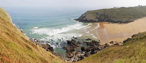 Panoramisch zicht van sonabia beach. Cantabria (Spanje) — Stockfoto