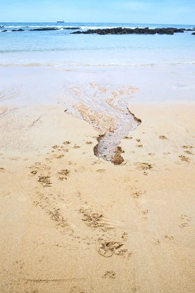 水雕刻沙滩上的沙子. — 图库照片