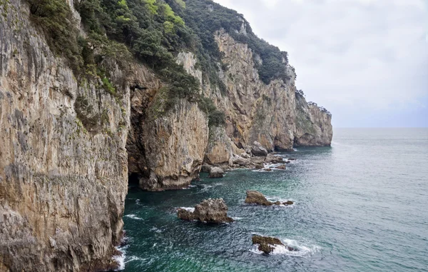 Klippe am Berg Buciero. Santona, Kantabrien (Spanien). — Stockfoto