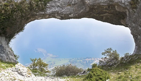 "Whale rock" of Sonabia view from a hole in the mountain in fogg — Stock Photo, Image