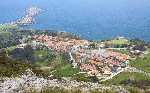 Sonabia ve dağdan "balina" kaya manzarası. Cantabria ( — Stok fotoğraf