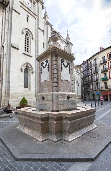 Fountain in front of the Cathedral of Bilbao, Basque Country (Sp — Stock Photo, Image
