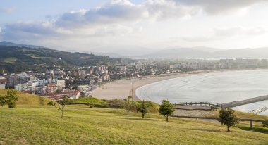 Laredo Hava bulutlu ve sisli bir gün görünümünde. Cantabria (İspanya).
