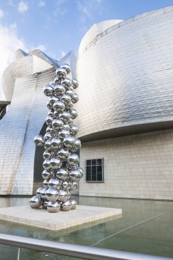 Bilbao, İspanya - 25 Haziran: metal heykel Zeynep kapoor tarafından Haziran tarihinde