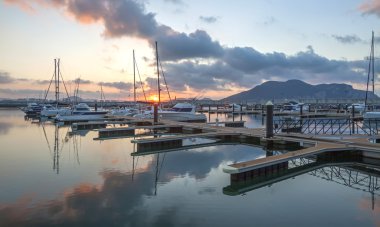 Harbor laredo günbatımında. Cantabria (İspanya).