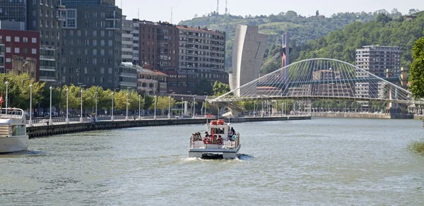 Loď surfování ústí bilbao. — Stock fotografie