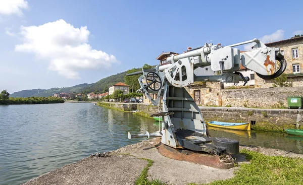 Altes Flugabwehrgeschütz im Fluss ason. Limpias, Kantabrien (Kurort — Stockfoto