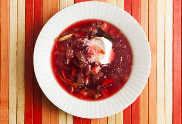 Borschtsch, traditionelle russische und ukrainische Suppe — Stockfoto