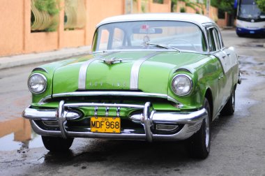 varadero sokaklarında klasik eski Amerikan otomobil