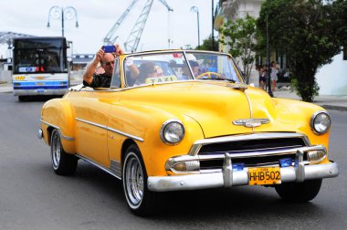 havana sokaklarını klasik eski Amerikan araç
