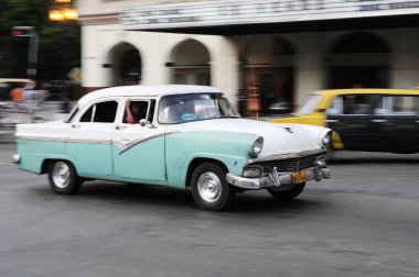havana sokaklarını klasik eski Amerikan araç