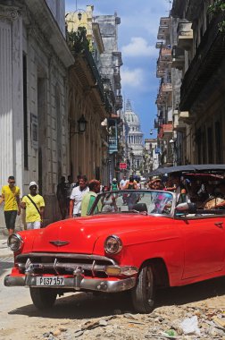  Kırmızı eski Amerikan araba Eski Havana'da ham sokak