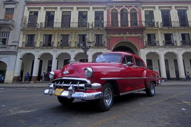 kare el capitolio önünde eski bir Amerikan arabası